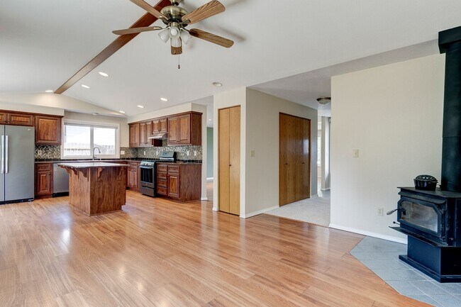 Building Photo - 3 Bed 2 Bath Home Near Town