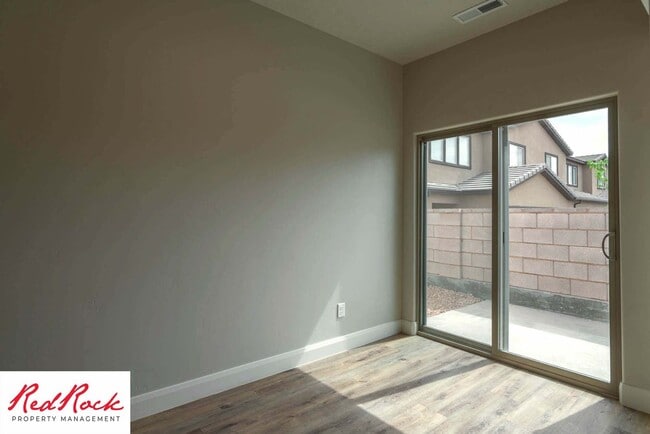 Building Photo - Beautiful Townhome in Hurricane Heights!