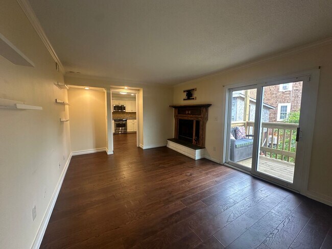 Building Photo - Beautiful 2-bedroom, 2-bath Condo just one block to the beach