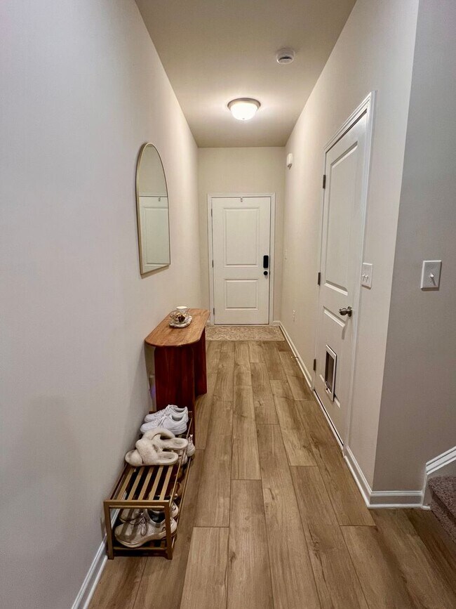 Building Photo - 1 MONTH FREE! 3 Bedroom Townhome in Oakwood!