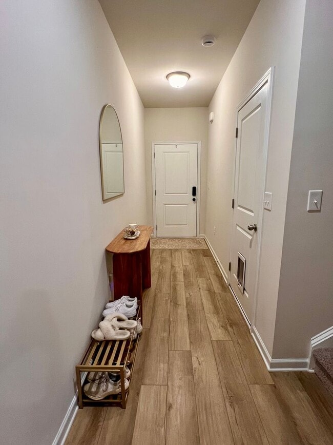 Building Photo - 3 Bedroom Townhome in Oakwood!