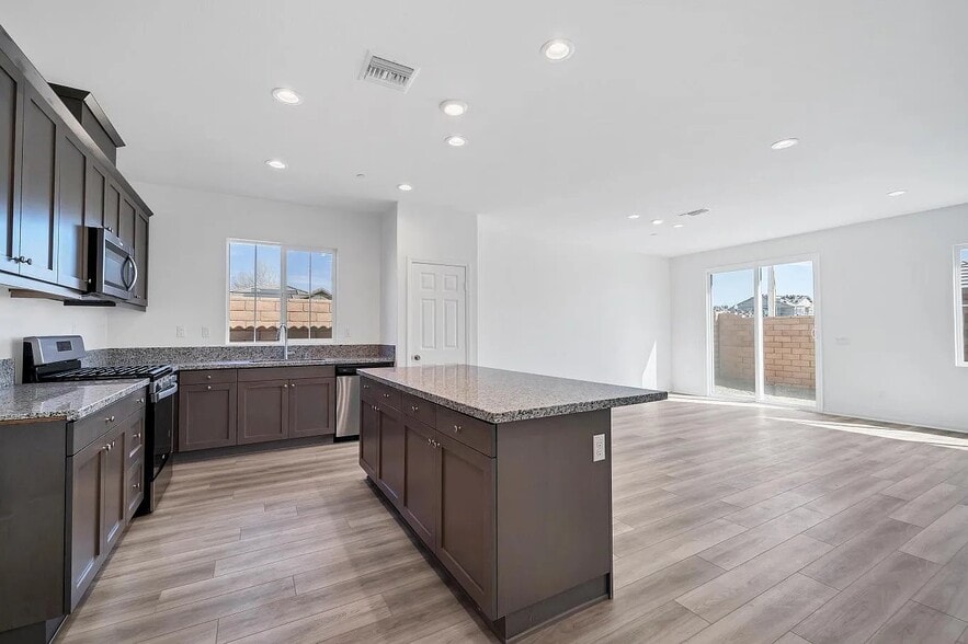 Building Photo - 3315 S Primrose Dr