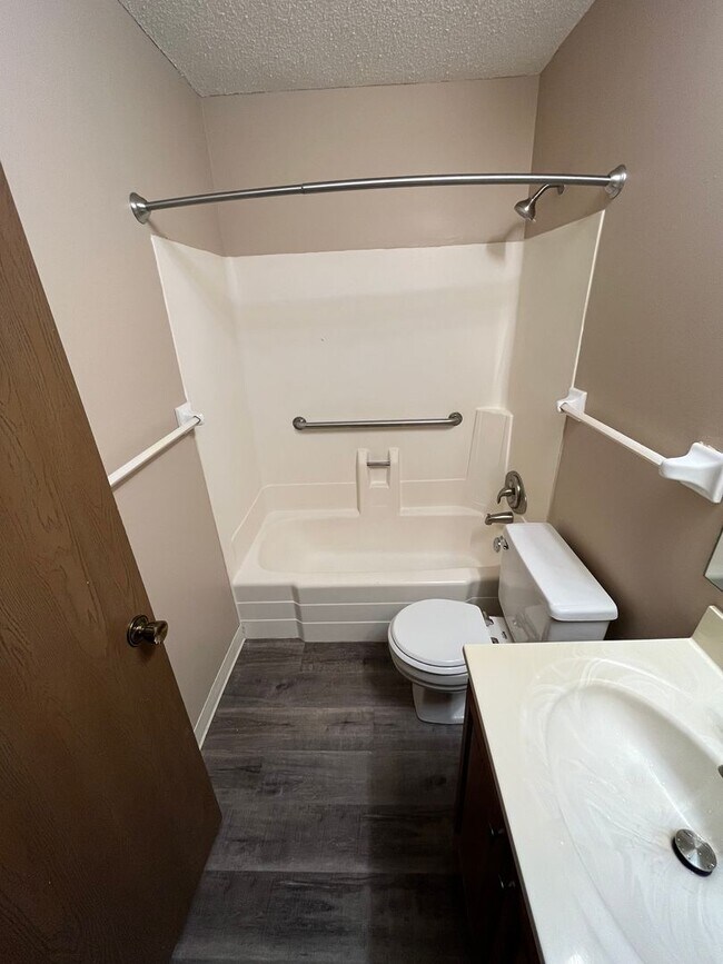 Building Photo - Wonderful 2BR in Peaceful Location 30 minu...