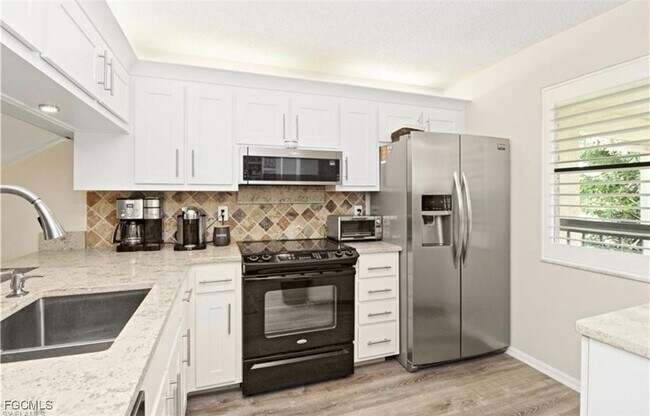 Building Photo - 9285 Lake Park Dr