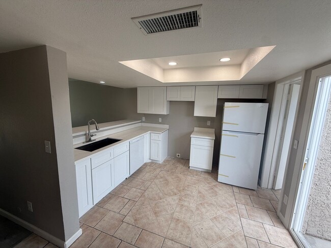 Building Photo - 3 Bedroom 2.5 Townhouse with Brand New Kit...