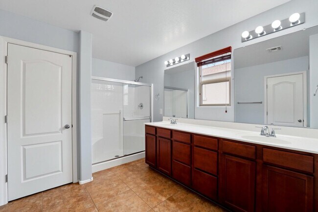 Building Photo - 2220 S Ponderosa Dr