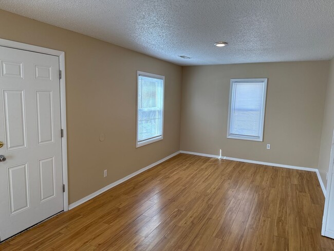 Building Photo - 2 Bedroom 1 Bath House $895! Central Heat ...