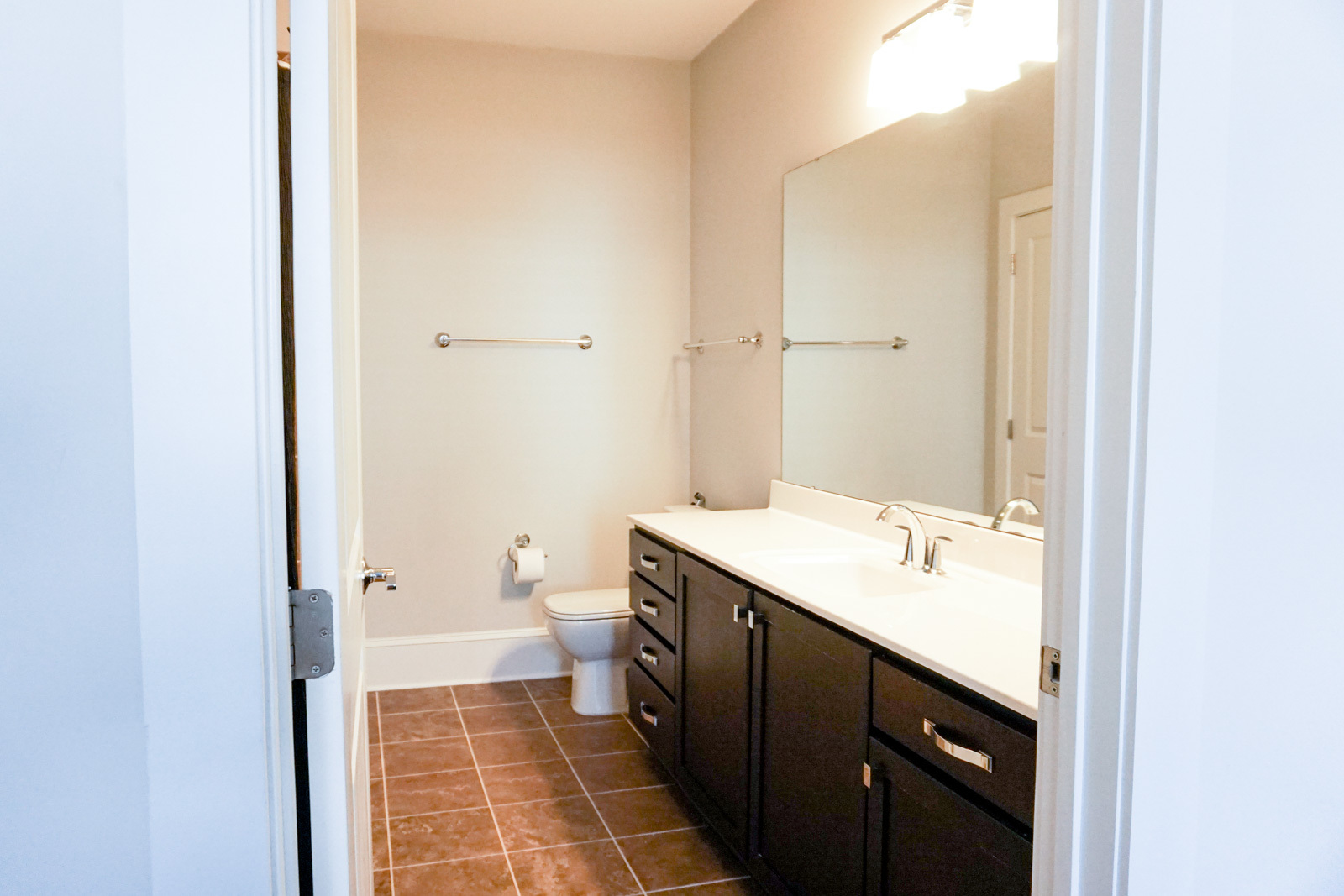 Ensuite bathroom w. garden tub and large vanity - 700 Finsbury St.