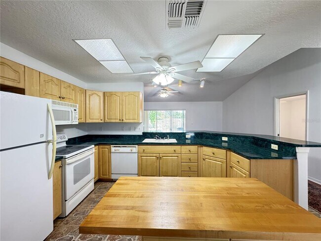 Building Photo - 21606 Rosewood Ct