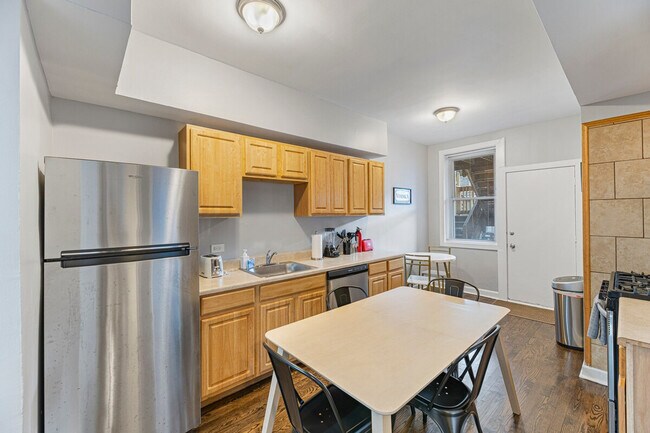 Building Photo - 909 W Agatite Ave