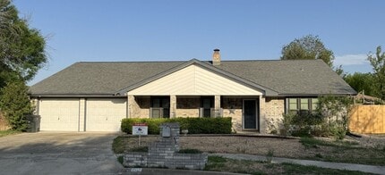 Building Photo - 807 Bass Cir