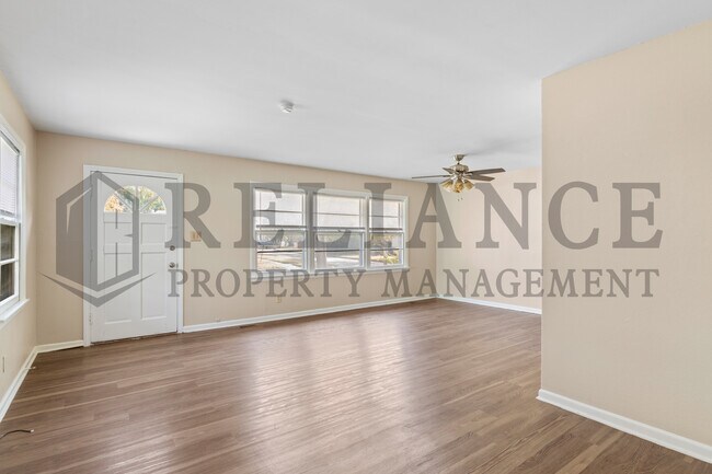 Building Photo - 1701 N Floberta Rd