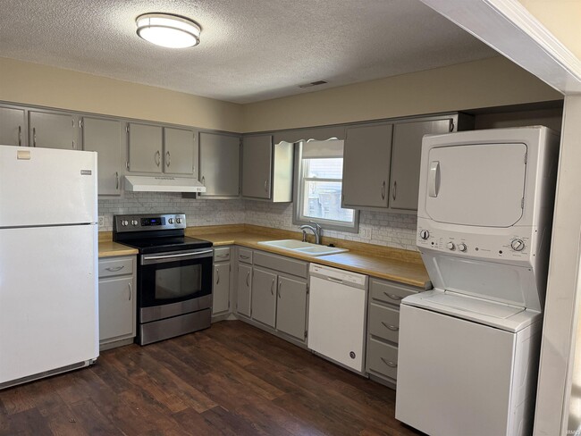 Building Photo - 3333 Kendale Dr