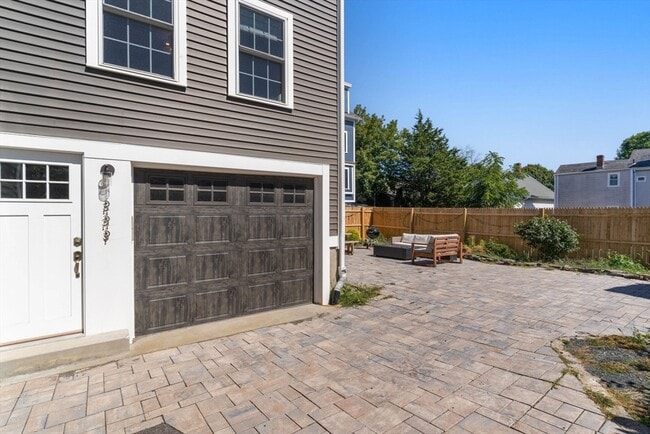 Building Photo - 8 Osborne St