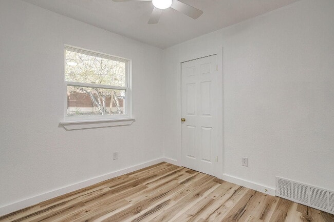 Building Photo - 521 Mesquite Ave N