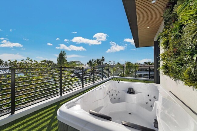 Building Photo - 641 Flamingo Dr