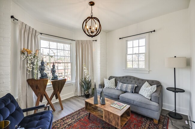 Building Photo - Beautifully Updated 1/1 w/ Bonus Room in M...