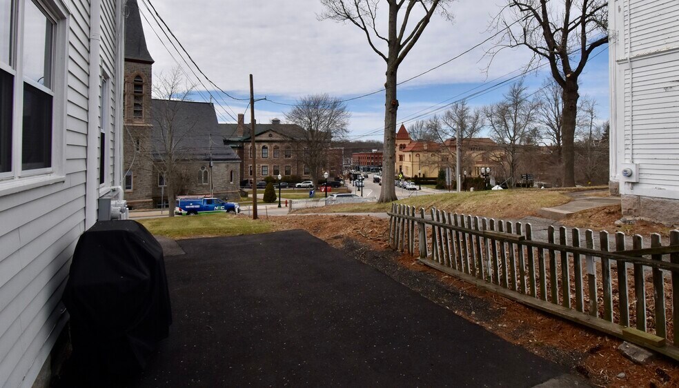 Building Photo - 4 Elm St