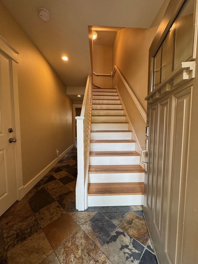 Building Photo - Cozy 3 bed 2.5 bath townhome on North Quee...