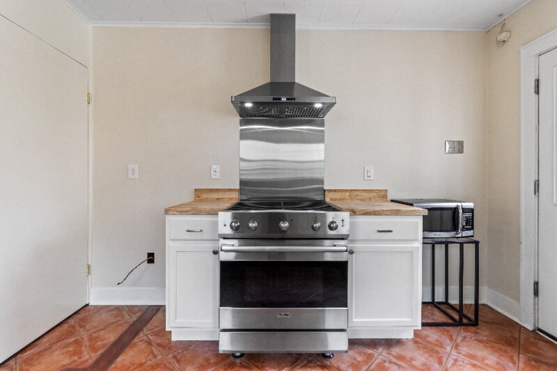 Building Photo - 315 E 1st St