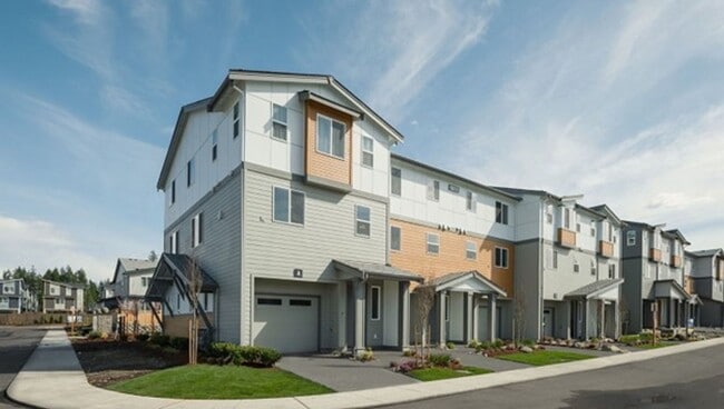 Building Photo - Spacious and Beautifully Landscaped 3 bed/3ba Townhome in Central Park