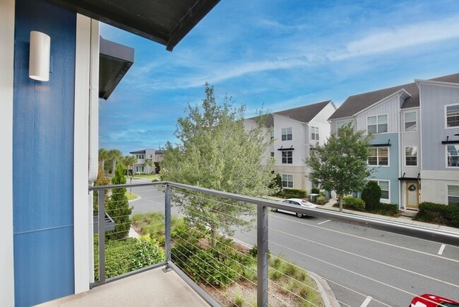 Building Photo - Luxurious 3/3.5 Spacious Townhome with a B...
