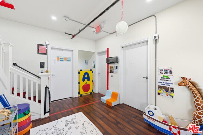 Building Photo - 522 W Vernon Ave