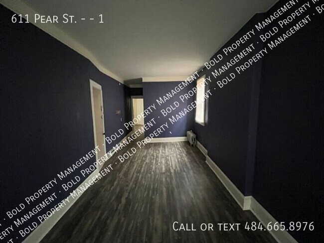 Building Photo - 611 Pear St