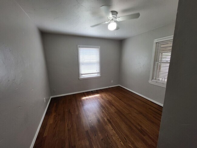 Building Photo - Remodeled 2 bedroom, 1 bathroom house in Capitol View neighborhood Edmond, OK with washer and dry...