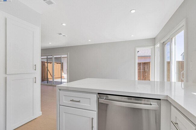 Building Photo - 390 Grovewood Loop N