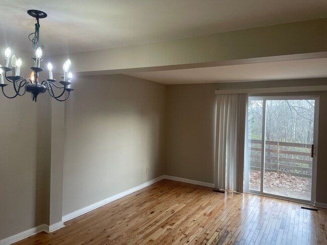 Building Photo - W Knox Tri-level Townhouse 3BR/1.5BA