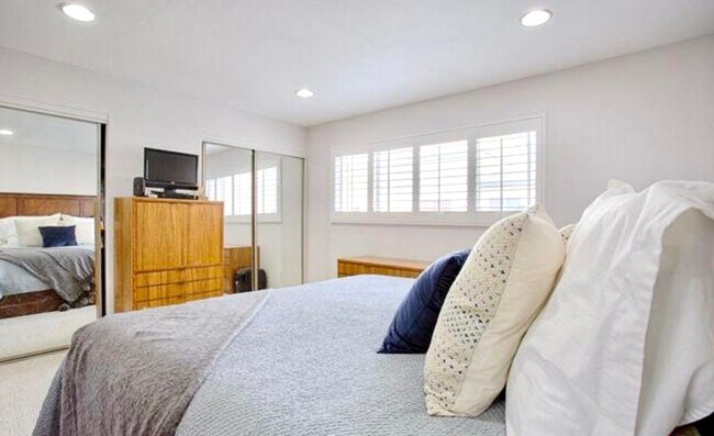 Building Photo - Amazing West LA Location - 2 bd / 2.5 ba T...