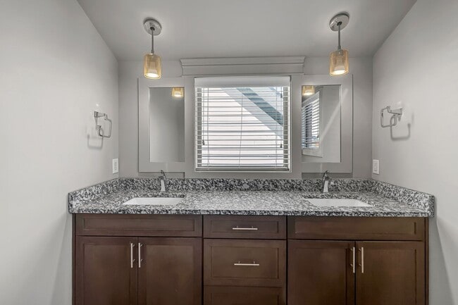 Building Photo - Modern Townhome Living in the Heart of Wed...