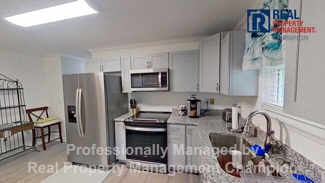 Building Photo - Spacious and Beautifully Updated 3 BD/2 BA...