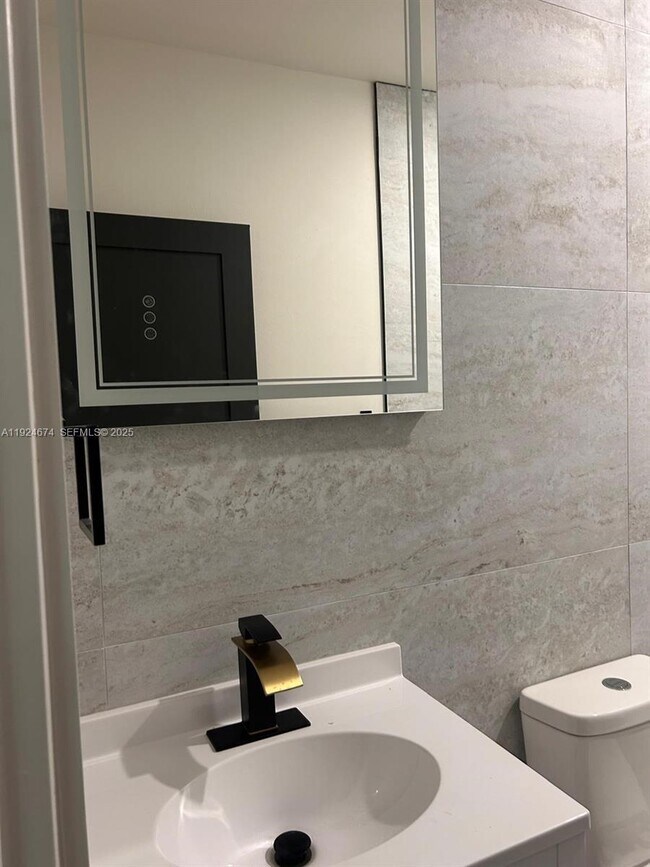 Building Photo - 710 Bedford Point Ave