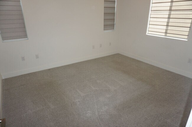 Building Photo - Beautiful 2 Bed 2.5 Bath End Unit with Lof...