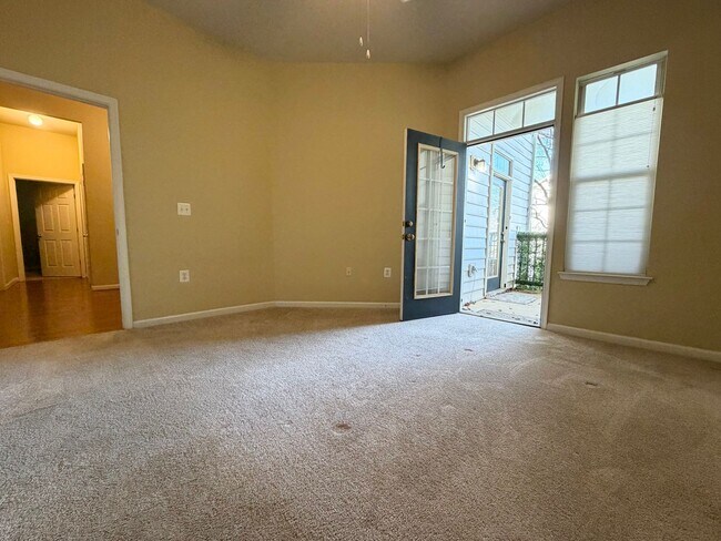 Building Photo - 810 Beverley Dr