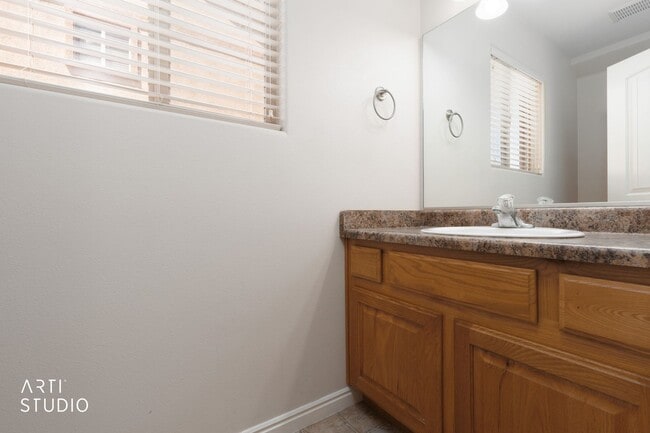 Building Photo - Sky Hawk Townhome