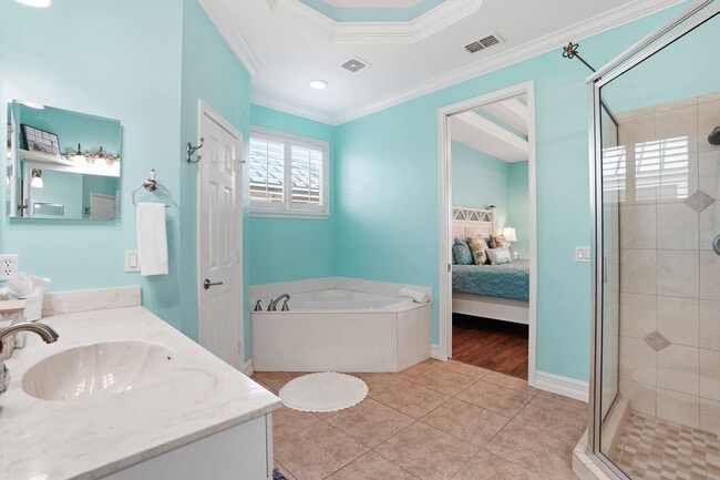 Building Photo - 3011 Pine Tree Dr