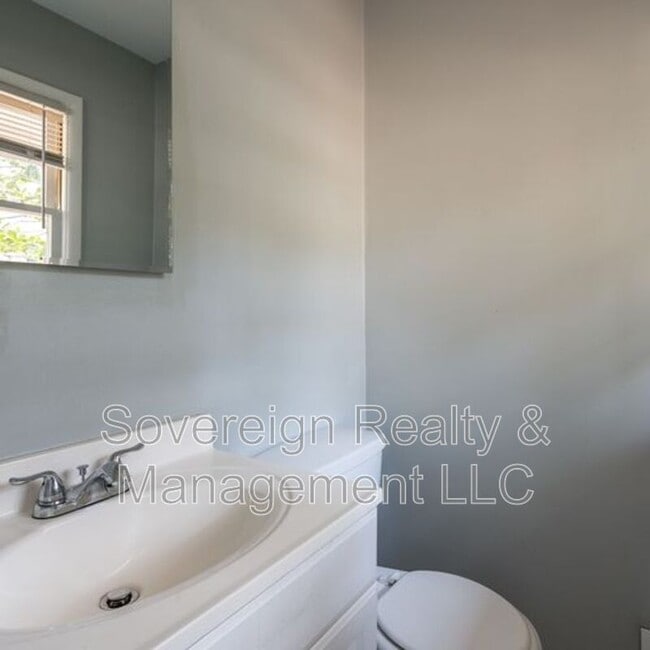 Building Photo - 4085 Kenora Dr SW