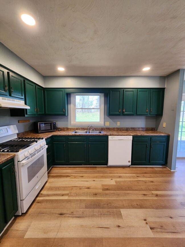 Building Photo - Large Brick Ranch-Rental