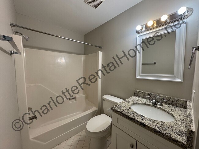 Building Photo - Nice split level home in Charlotte!