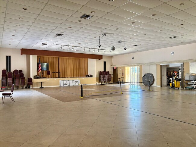 Building Photo - 1055 Country Club Dr