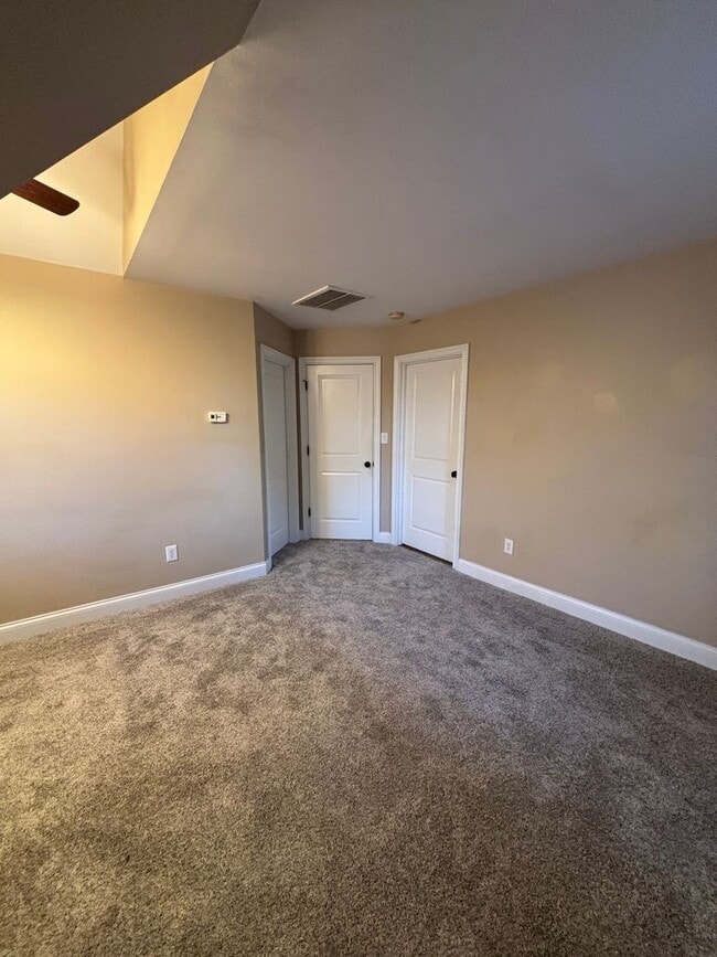 Building Photo - Freshly Renovated Dollhouse in Maryville!!