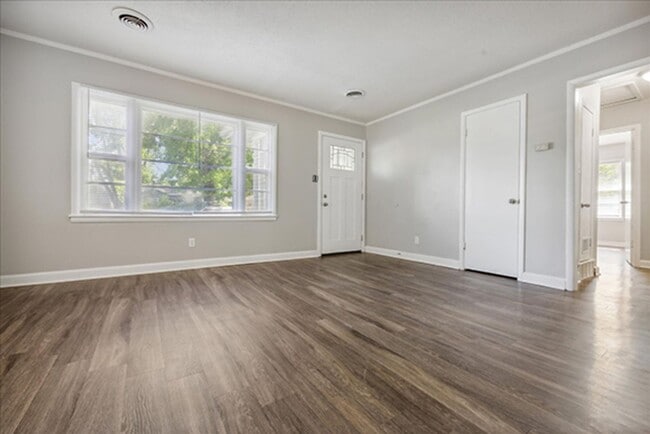 Building Photo - 2048 Whitney Ave