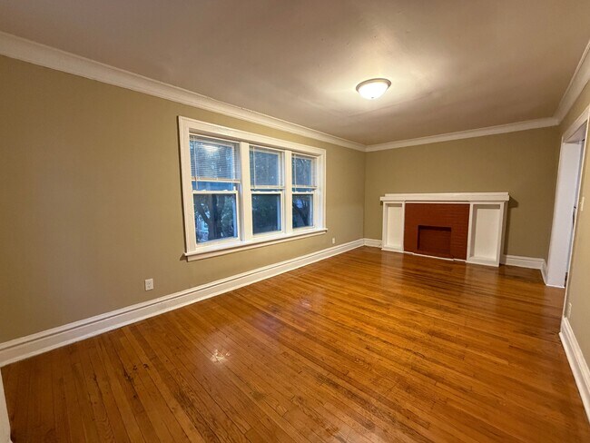 Building Photo - 2843 W Berteau Ave