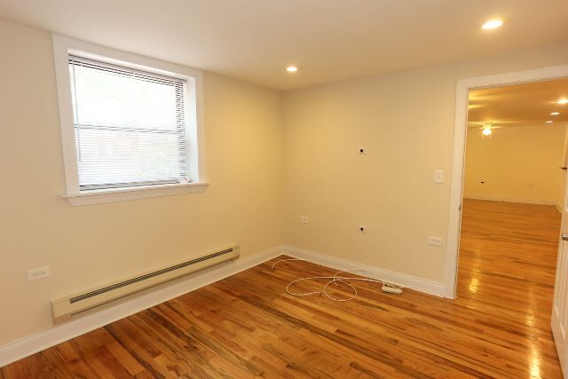 Building Photo - 1120 W Oakdale Ave