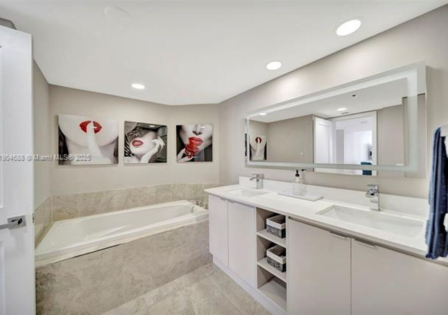 Building Photo - 851 NE 1st Ave