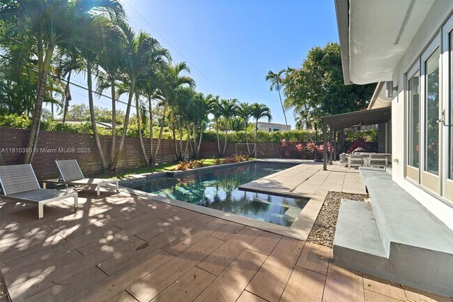 Building Photo - 18 Samana Dr