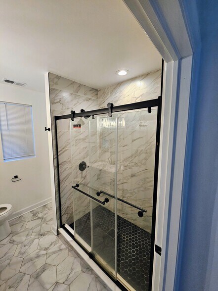 Master bathroom - 3720 S Calumet Ave